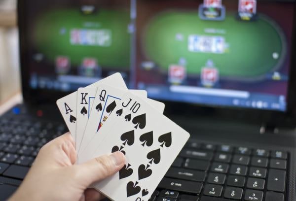 Slot ဂိမ်း Bonus Round Free Spin ပေါ်လာသောအချိန် ကစားသူ ဝမ်းမြောက်နေသောမြင်ကွင်း